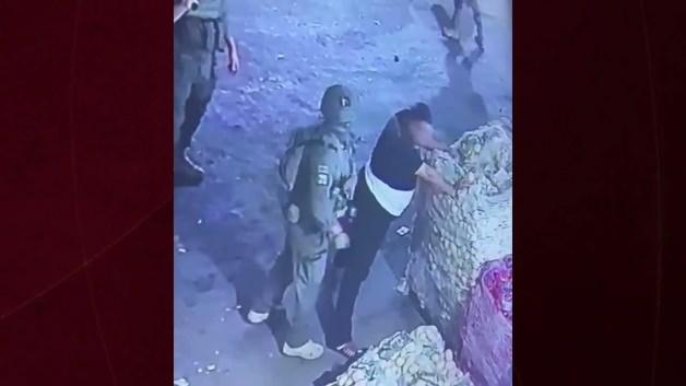Batı Şeria'da pazara baskın düzenleyen İsrail askerlerinden Filistinli işçilere darp