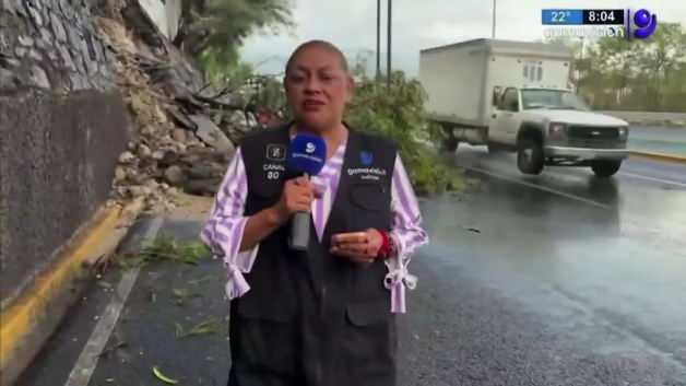 Canlı yayında dehşet anları: Meksika'da kontrolden çıkan araç gazetecileri böyle ezdi