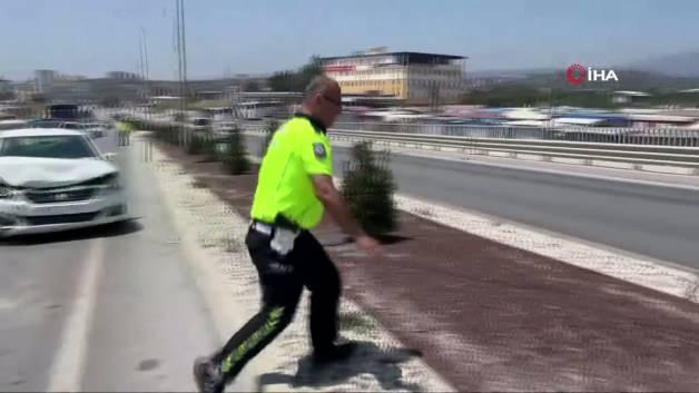 Hatay'da trafik polisinin hareketi takdir topladı