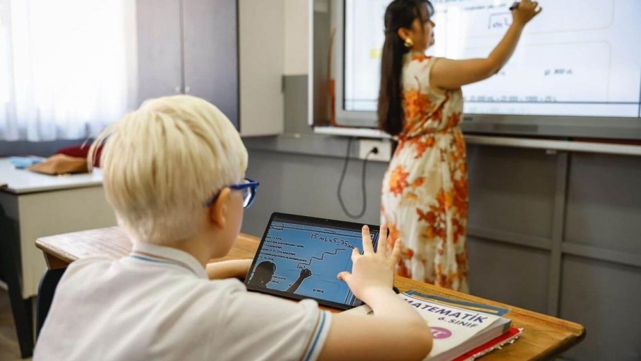 Türk Telekom TahtApp ile az gören çocukların eğitimine desteğini sürdürüyor