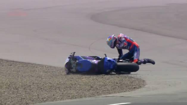 MOTOGP'de Toprak korkuttu! Kaza sonrası çıkan omzunu kendi yerine oturttu