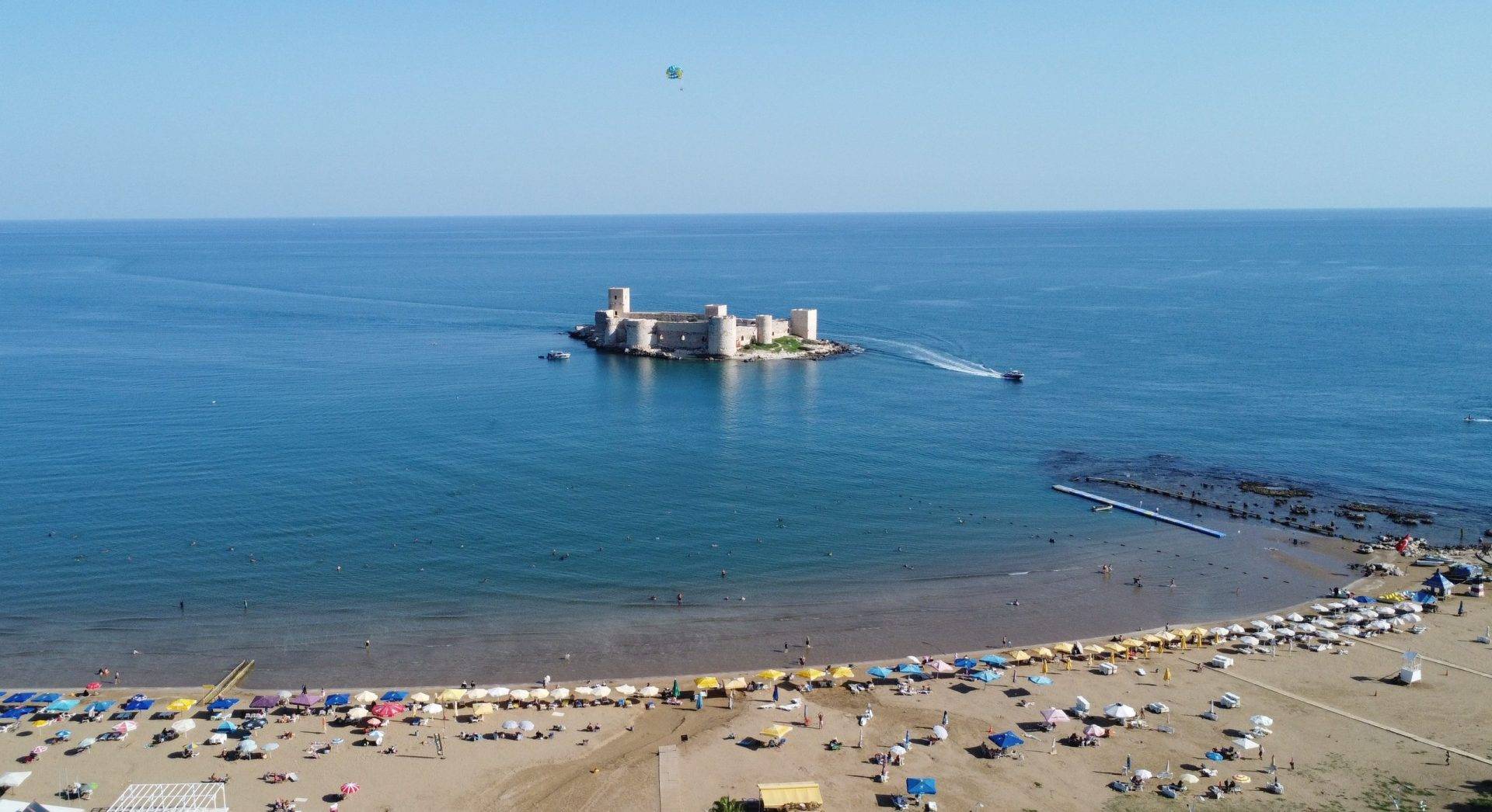 Mersin sahillerinde deniz keyfi devam ediyor: ‘İşini bilen bu aylarda geliyor’