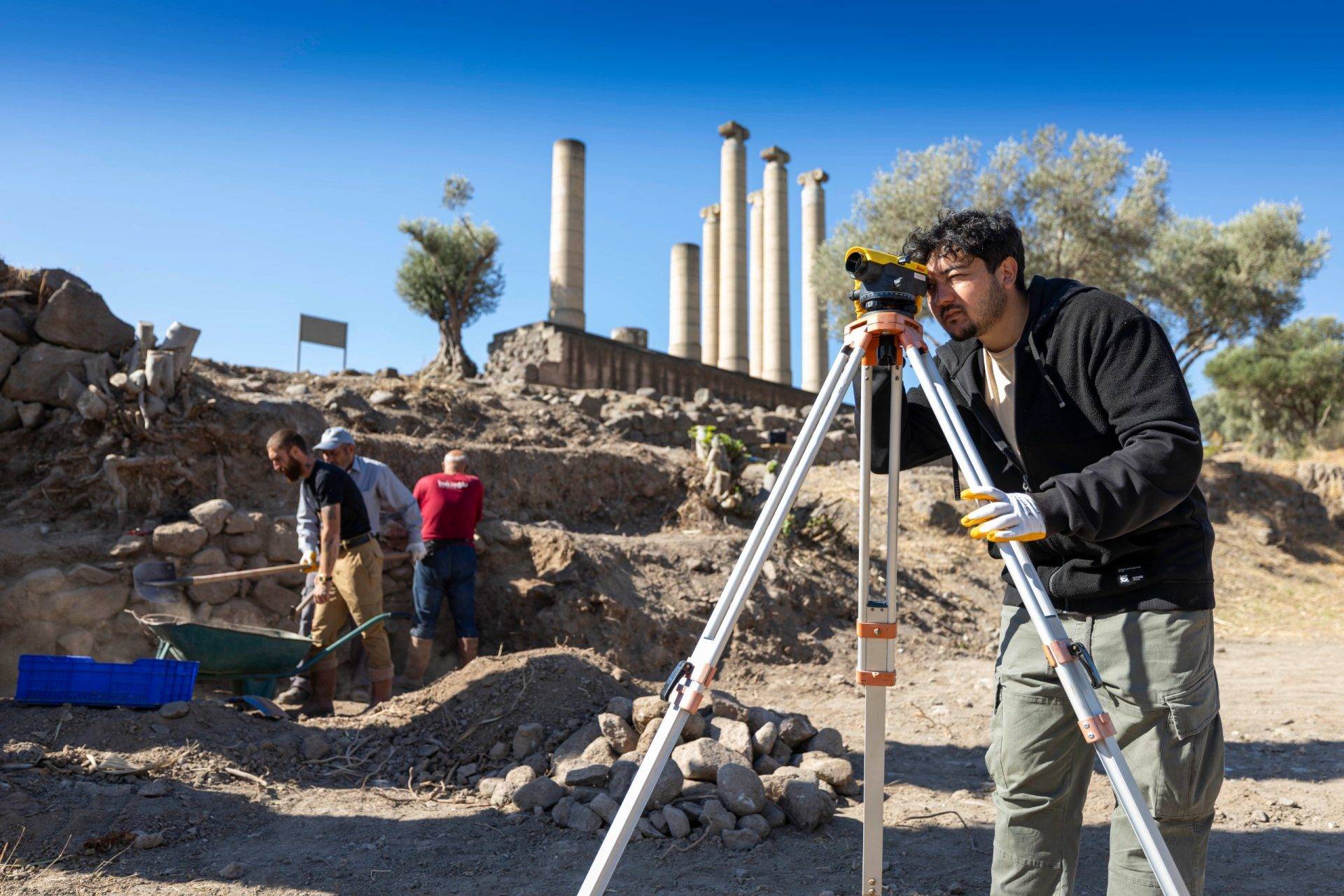 İzmir’in saklı tarihi Smyrna Höyüğü’ndeki çalışmalarla gün yüzüne çıkarılıyor