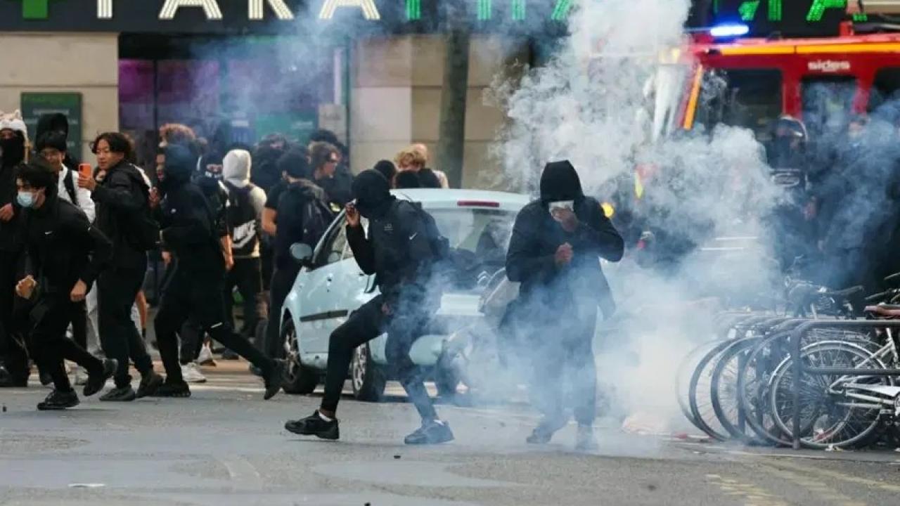 Fransa'da toplumsal patlama mı? Liselilerden sonra Sarı Yelekliler de sokağa indi!