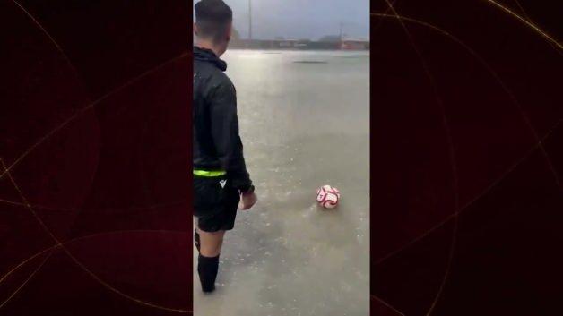 Saha değil adeta göl! Hakemin zemin kontrolü gündem oldu