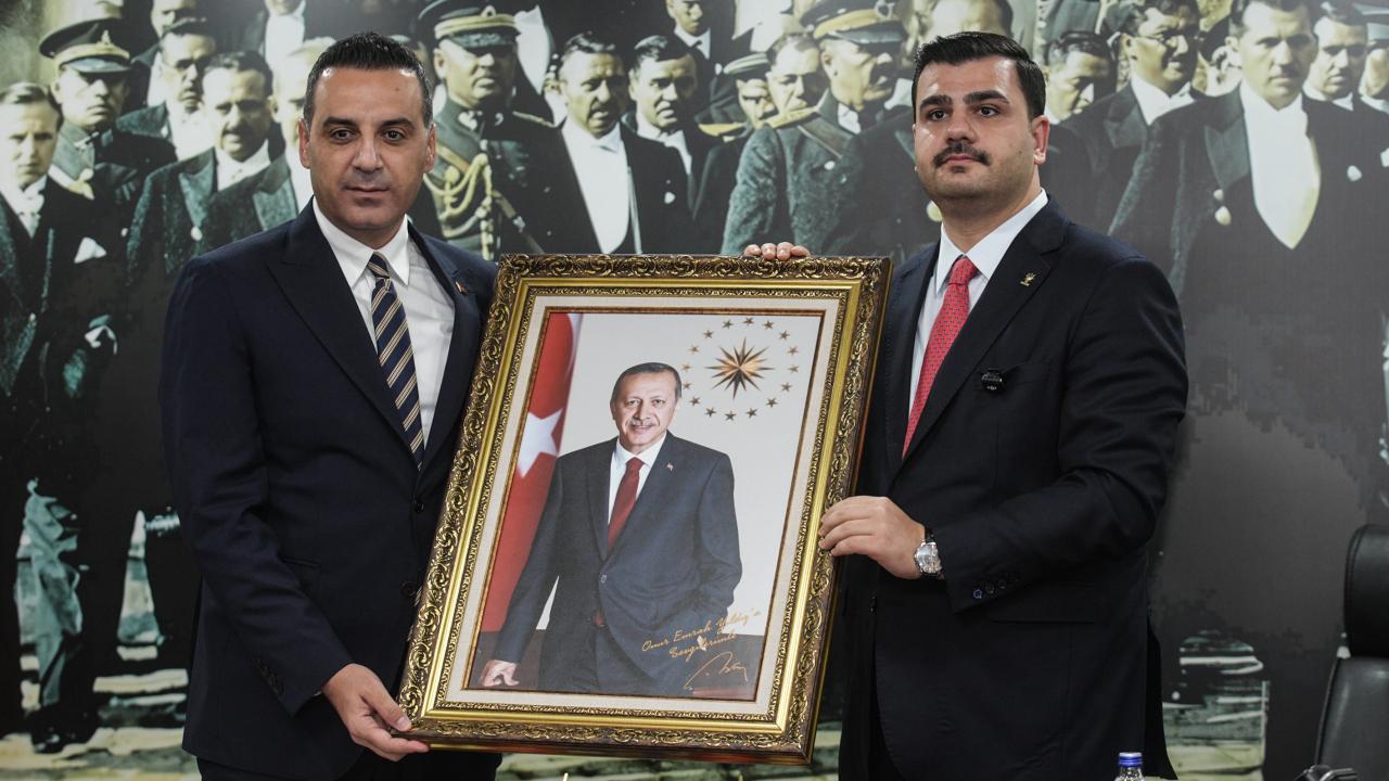 AK Parti'den Özgür Özel'e tepki: Yeni Parti değil, yalanlar partisi
