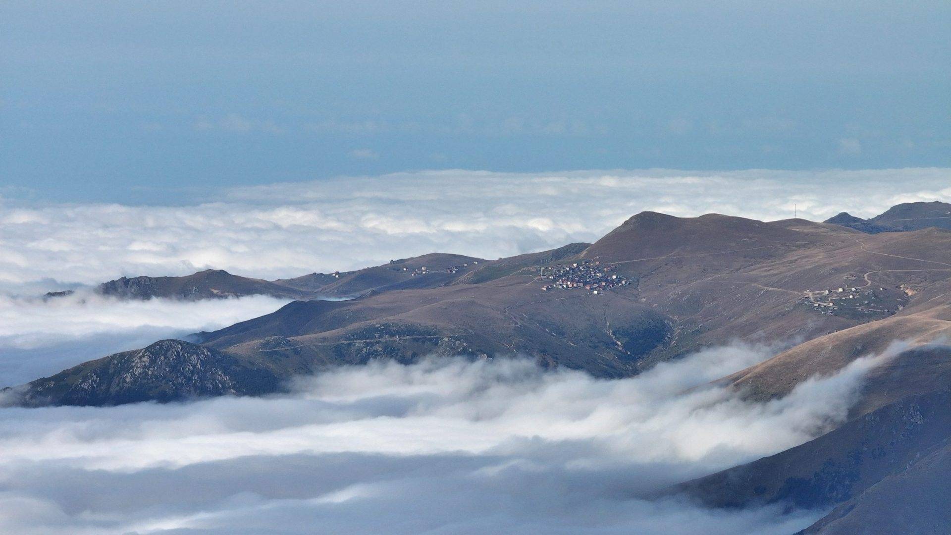 Bulut denizi ile yaylalar buluştu: Trabzon’da masalsı görüntüler