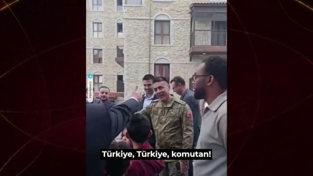 Şuşa'da Azerbaycanlı çocuklardan Mehmetçik'e sevgi seli