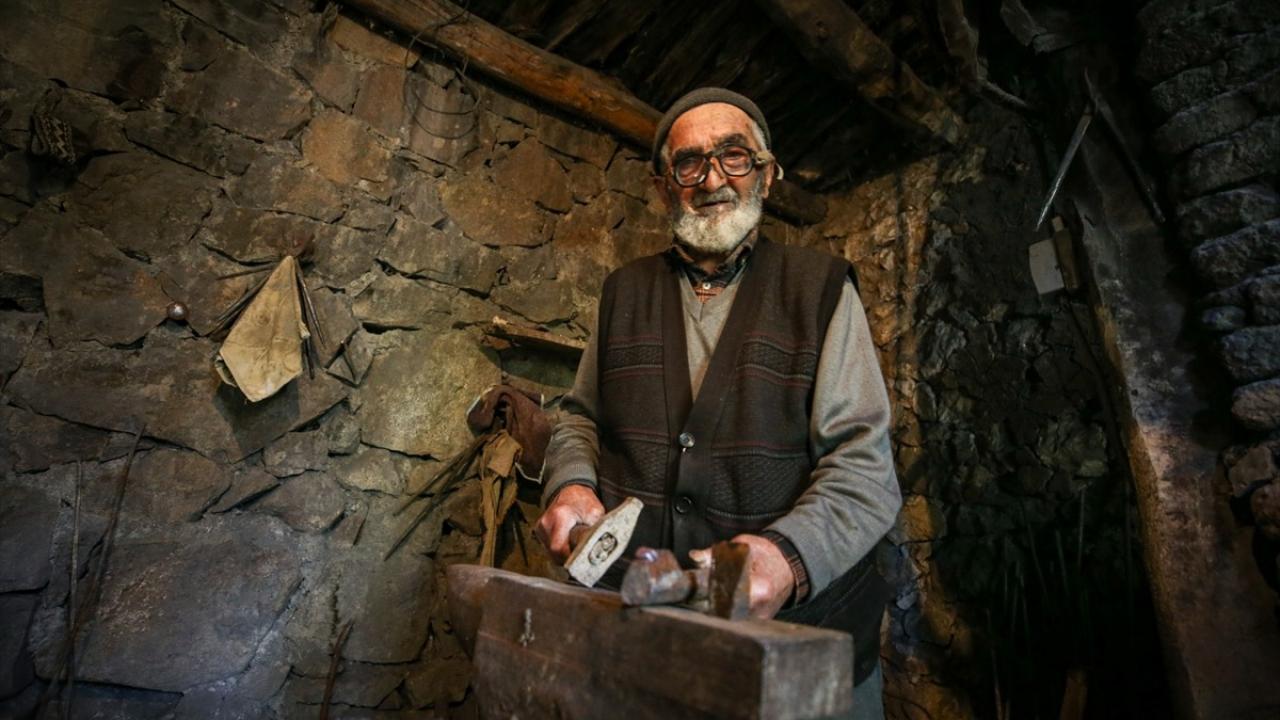 Eskiden 18 kişi yapıyordu, şimdi bir tek o kaldı! 60 yıllık mesleğini bırakmıyor
