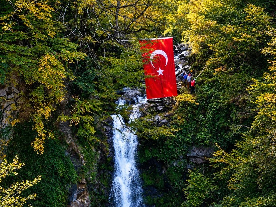 Giresun’da nefes kesen 29 Ekim kutlaması! Cumhuriyet Bayramı coşkusu Akkaya Şelalesi’ne taşındı